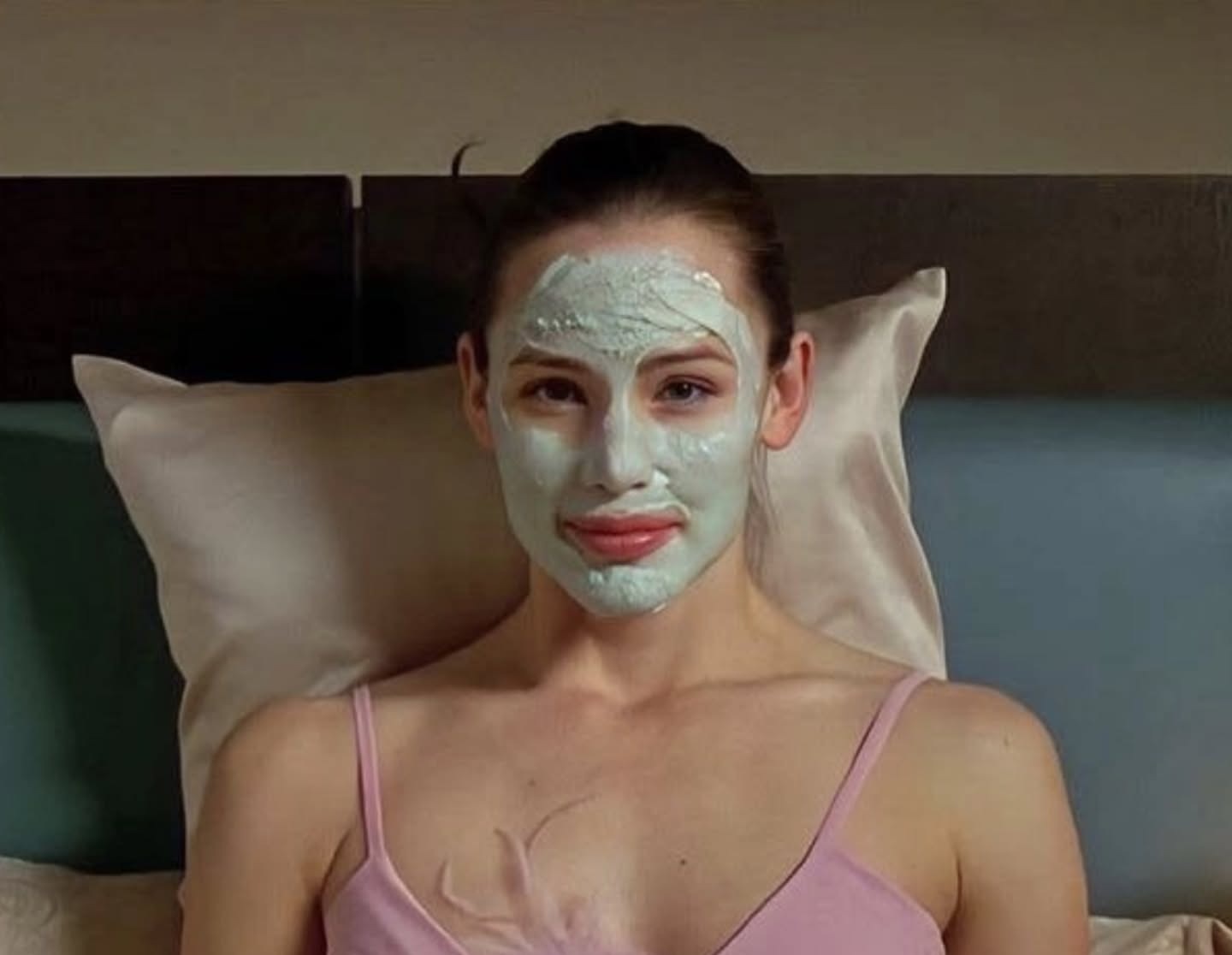 A própria Mariana deitada, usando uma máscara facial de tratamento.